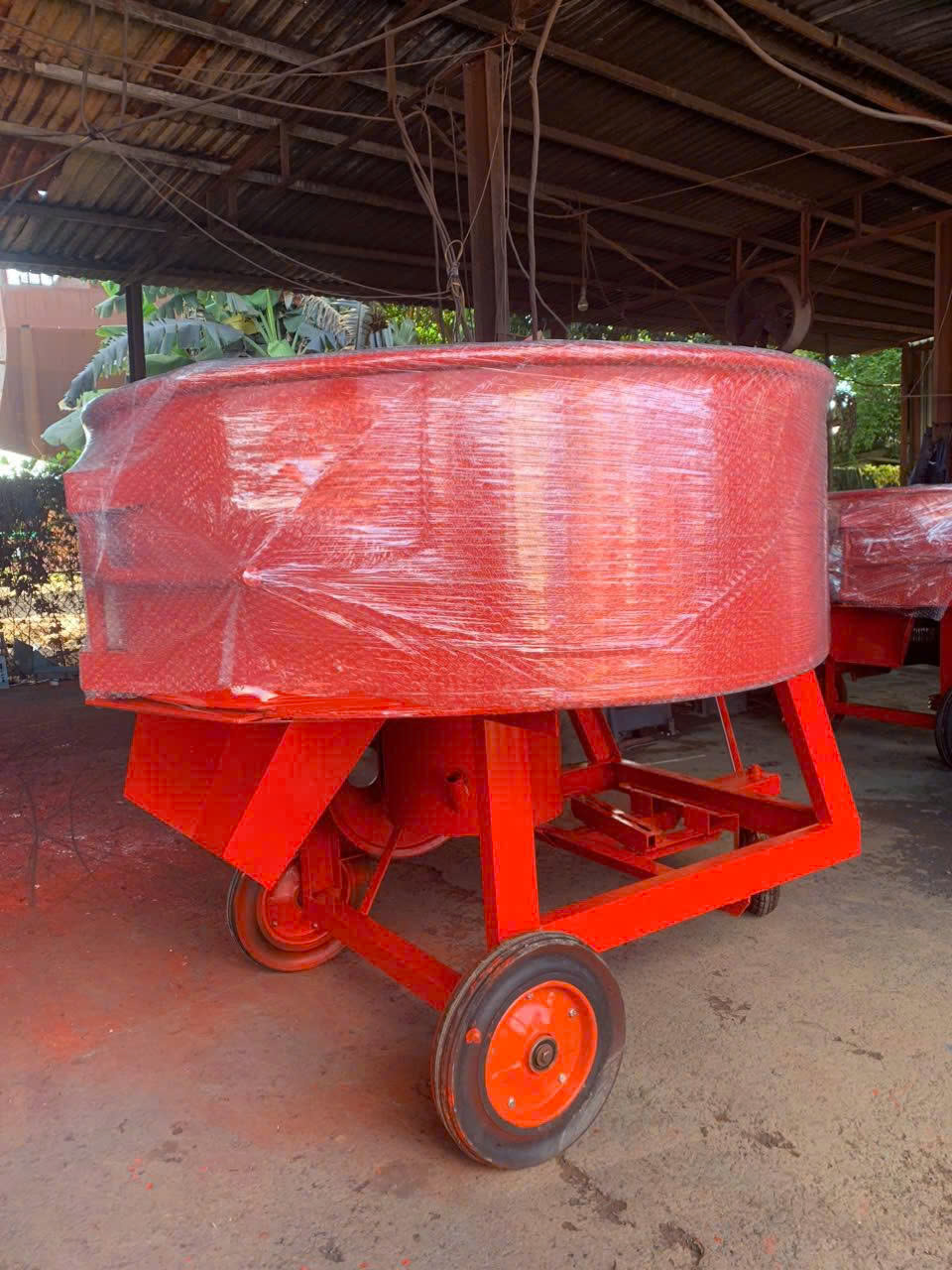 Mặt sau máy trộn bê tông